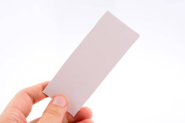 Bir not kağıdı tutan el 