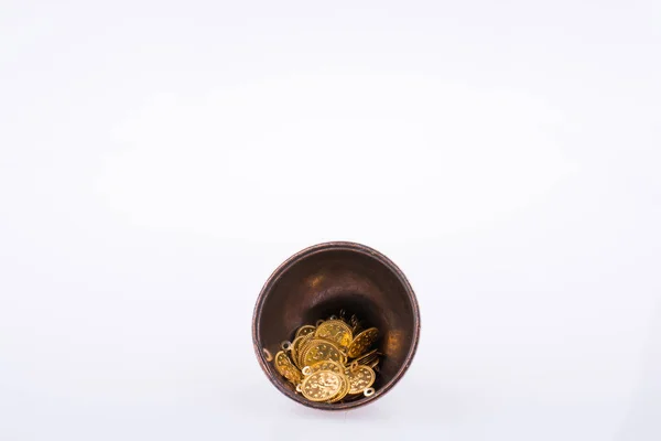 Ψεύτικα χρυσά νομίσματα σε μια μεταλλική πλάκα — Φωτογραφία Αρχείου
