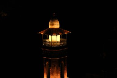 Minare gece eski Tbilisi içinde görünüm