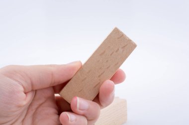 Ahşap yapı taşları ile oynarken el