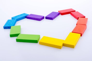 Renkli Domino taşları bir kalp şeklinde