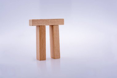 Beyaz arka plan üzerinde ahşap domino