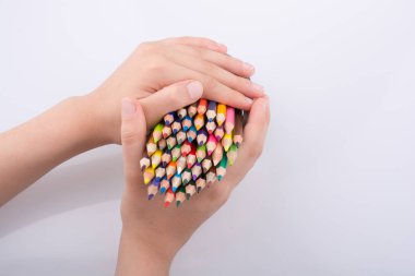 renkli kalemler tutan el