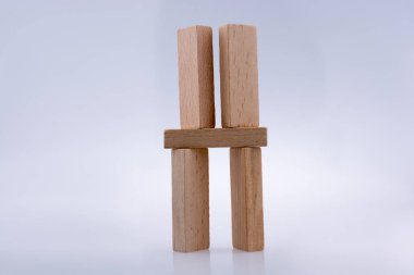 Beyaz arka plan üzerinde ahşap domino