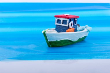 Küçük renkli modeli tekne su