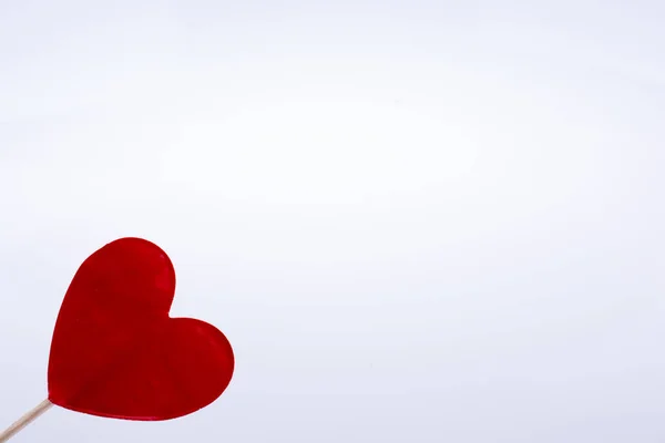 Rote Herzform an der Spitze eines Stockes — Stockfoto