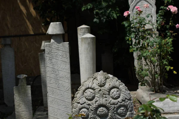 Kunst in steen van Ottomaanse graf op de begraafplaats — Stockfoto