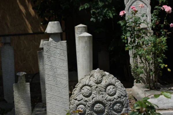 Art en pierre du tombeau ottoman dans le cimetière — Photo