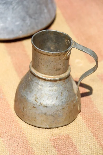 Oude metalen kruik in oosterse stijl — Stockfoto