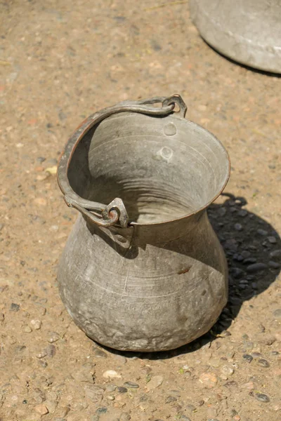 Venda de utensílios de cozinha de metal velho em bazar — Fotografia de Stock