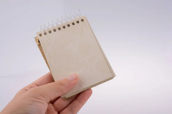 Handen håller en spiral notebook — Stockfoto