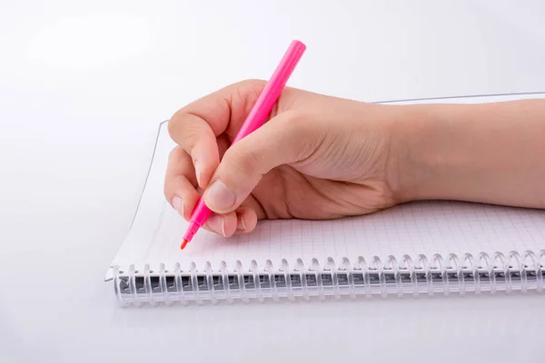Escribir a mano en un cuaderno — Foto de Stock