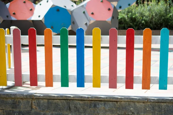 El primer plano de una parte de la cerca de madera colorida decorativa — Foto de Stock