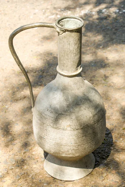 Vânzarea de vase metalice vechi în bazar — Fotografie, imagine de stoc