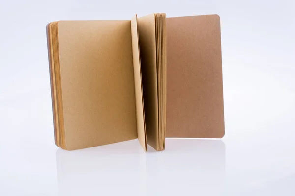 Caderno de cor marrom com páginas abertas — Fotografia de Stock