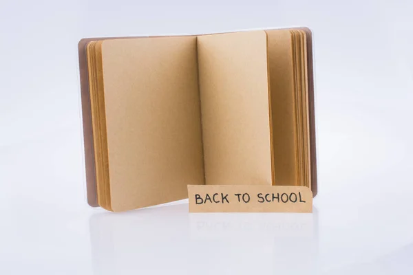 Cuaderno y volver al título de la escuela — Foto de Stock