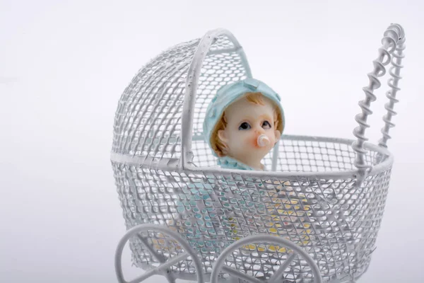 Kleine Puppe im Kinderwagen — Stockfoto