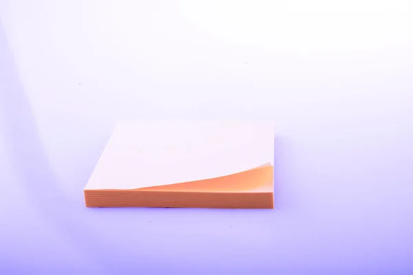 Блок липкой бумаги желтого цвета — стоковое фото