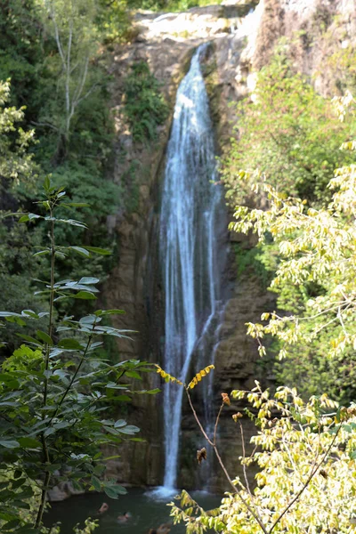 Mooie kleine waterval in bos — Stockfoto