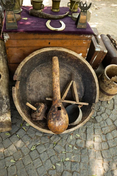Venda de utensílios de cozinha de metal velho em bazar — Fotografia de Stock