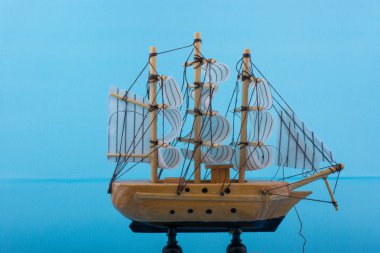 Küçük ahşap modeli yelkenli