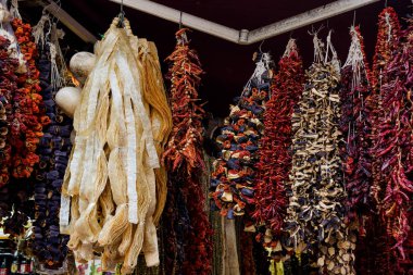 Kurutulmuş biber ve patlıcan ve renkli baharat