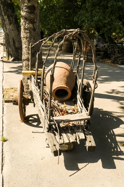 Um velho carrinho de madeira para transporte — Fotografia de Stock