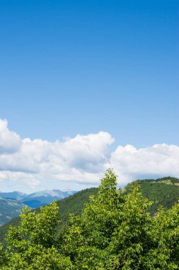 Beyaz ve mavi bulutlar gökyüzü