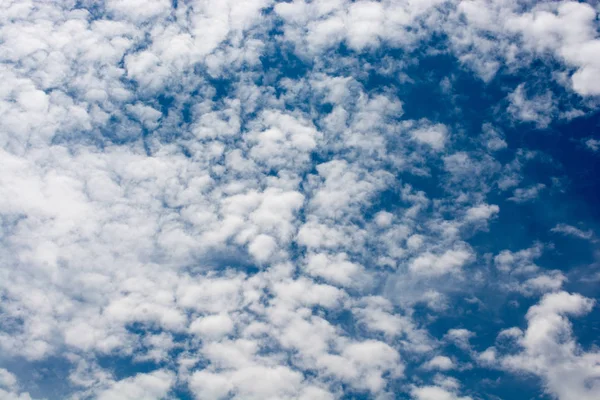 Céu com nuvens brancas e azuis — Fotografia de Stock
