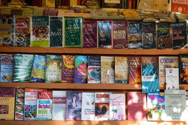 Libros en los estantes en venta — Foto de Stock