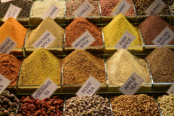 Kruiden en thee op de Spice Market in Istanbul — Stockfoto