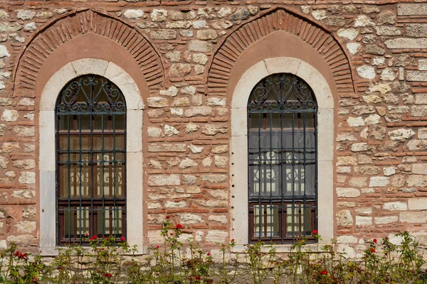 Alte Fensterarchitektur aus der osmanischen Zeit — Stockfoto