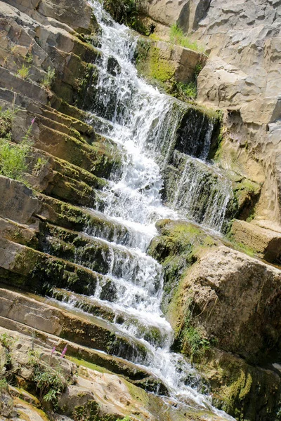 Schöner kleiner Wasserfall im Wald — Stockfoto