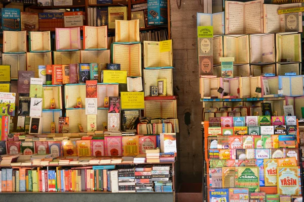 Boeken op de planken te koop — Stockfoto