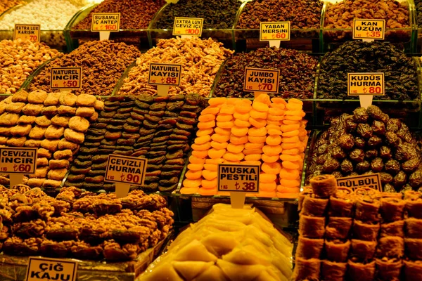 Droog voedsel stapels op de open markt — Stockfoto