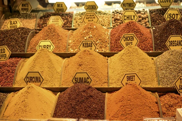 Specerijen op de markt spice in Istanbul — Stockfoto