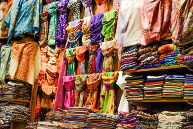 Çeşitli renk ve türü kumaş örnekleri