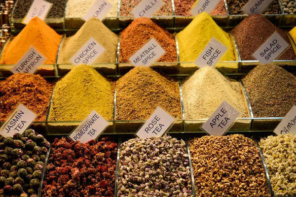 Kruiden en thee op de Spice Market in Istanbul — Stockfoto