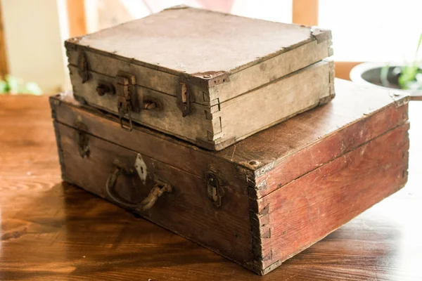 Holzkoffer aus alten Zeiten — Stockfoto