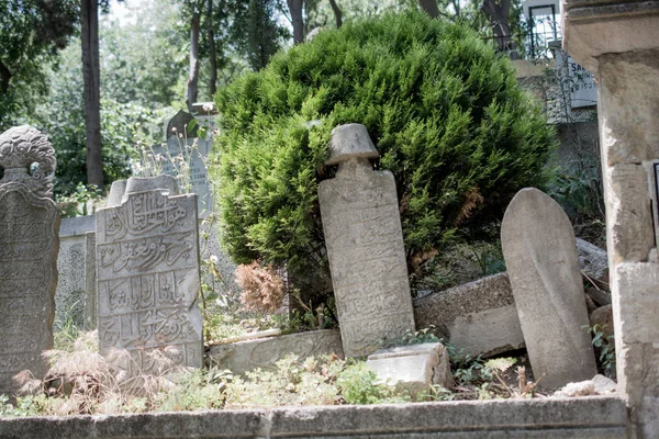 Искусство в камне Османской гробницы на кладбище — стоковое фото