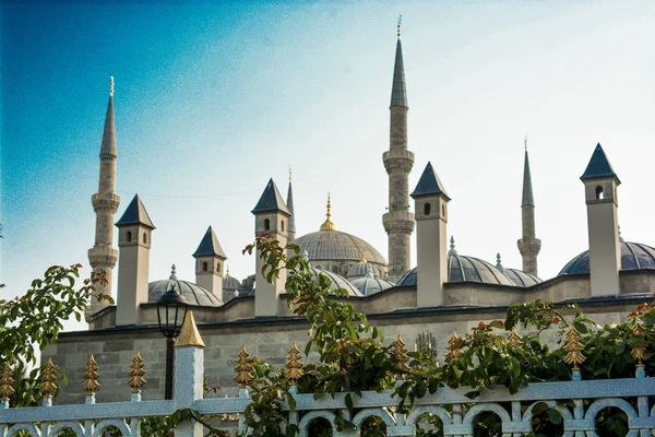 Minarete de mezquitas otomanas en vista — Foto de Stock