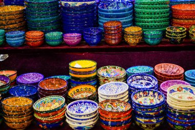 Farklı türde bir pazarda seramik sofra