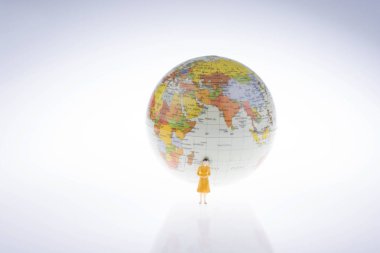 Adam rakam tarafında küçük model küre