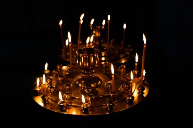 Koyu arka plan üzerinde yanan mumlar