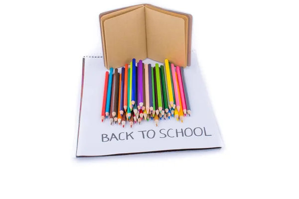 Barevné tužky a zpět do názvu školy — Stock fotografie