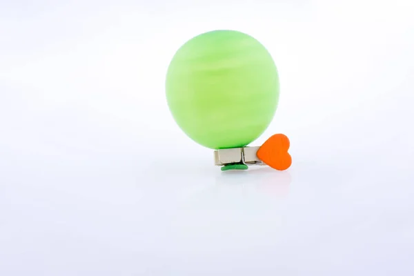 Clothespin bir kalp ve bir balon ile