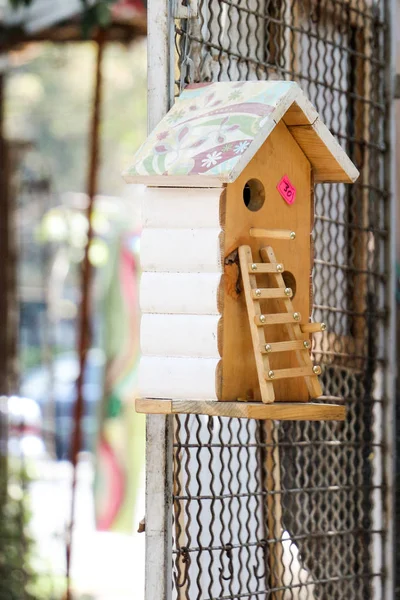 Casa de pájaros de madera con agujeros — Foto de Stock