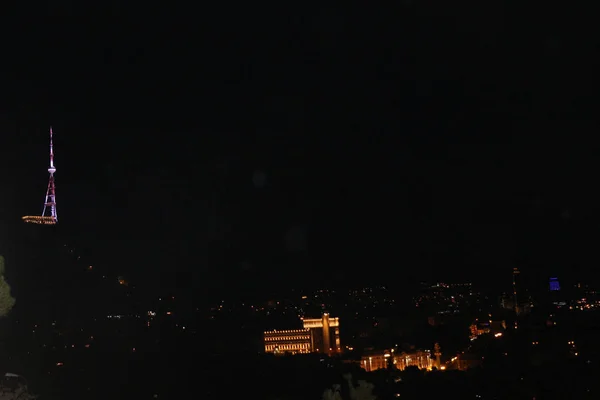 Панорамный вид на Тбилиси ночью — стоковое фото
