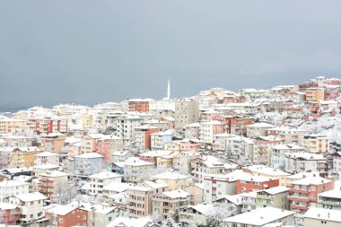 Istanbul şehri ile kaplı evleriyle kış görünümünden