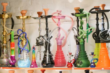 Bir raf üzerinde çeşitli renklerin Doğu nargile grup